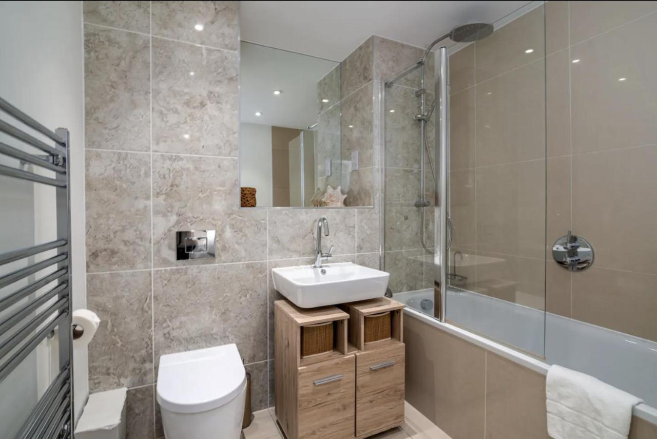 Stunning Riverside View Apartment, Near Canary Wharf & O2 London Exterior foto